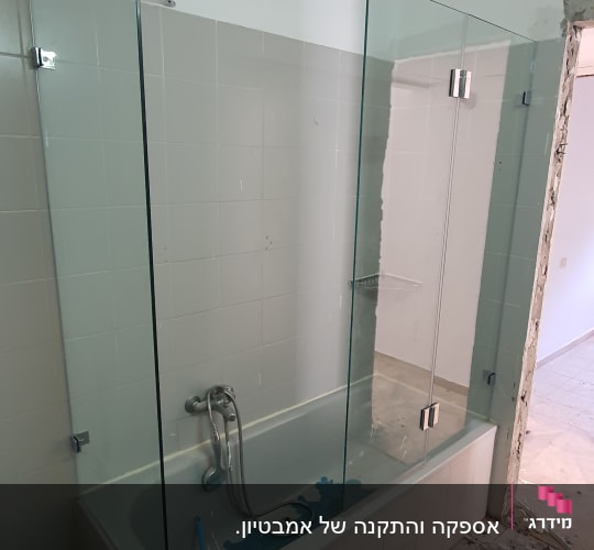 אמבטיה עם דלתות זכוכית וברז מקלחת